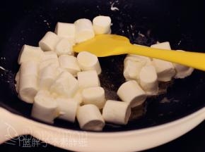 加入棉花糖，先大致翻拌一下，让每一颗棉花糖表面都沾满黄油。