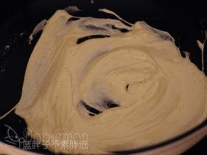 分两次加入奶粉，将它们拌匀，之后尽量摊开，关火。