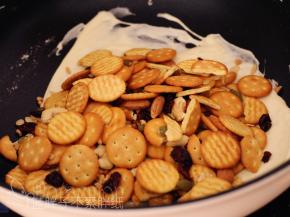 倒入蔓越莓干、坚果、饼干等等。