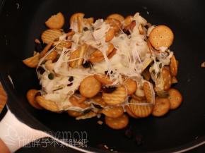 用刮刀快速地将它们大致混匀。