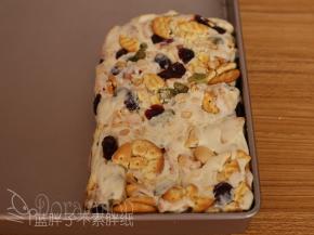 折叠好之后将它们放在金盘中，大致按压之后，用擀面杖将它们压紧、擀平。