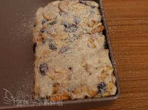 趁热现在表面撒上一层雪花粉，两面和四个侧面都要撒。