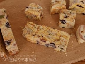 趁热现室温冷却之后，就可以开始切。先切成长条，再切成小块。用刀来回锯，切面会更工整。在表面撒上一层雪花粉，两面和四个侧面都要撒。