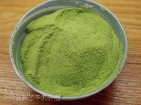 抹茶雪花酥做法一样。先将抹茶粉和奶粉倒入碗中，用迷你打蛋器将它们混合均匀。