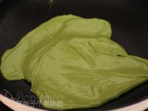 一样融化黄油 、棉花糖，加入奶粉和抹茶粉混合物，拌匀。