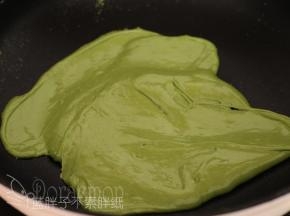 一样融化黄油 、棉花糖，加入奶粉和抹茶粉混合物，拌匀。