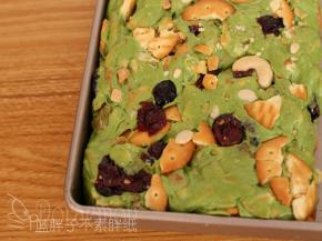 加入坚果等，折叠整形。