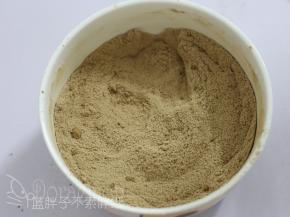 巧克力雪花酥类似。先将可可粉粉和奶粉倒入碗中，用迷你打蛋器将它们混合均匀。