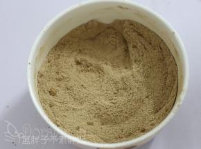 巧克力雪花酥类似。先将可可粉粉和奶粉倒入碗中，用迷你打蛋器将它们混合均匀。