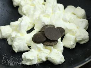 巧克力在棉花糖全部沾上黄油之后就倒进去，一起混匀。