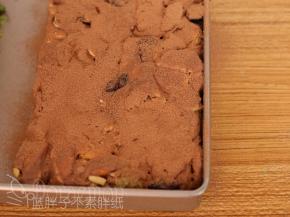 整形之后撒上的雪花粉也要先加入可可粉拌匀。