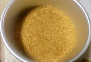 选活底模具，将5铺入蛋糕模具底部，尽量铺平实