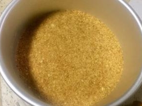 选活底模具，将5铺入蛋糕模具底部，尽量铺平实