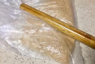 饼干用擀面杖压碎