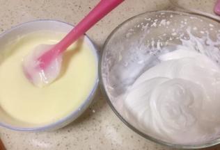 奶酪溶液和打发的淡奶油