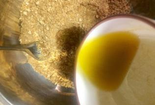 倒入压碎的饼干里面搅拌均匀