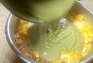 将20从冰箱取出 倒入抹茶芝士慕斯液