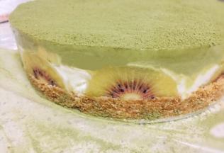 四小时后取出蛋糕脱模，脱模之前用吹风机沿模具四周稍吹一下，取高于蛋糕模具的东西放在模具底板 试着轻轻将蛋糕脱模！猕猴桃装修外面是不是很漂亮呀！