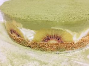 四小时后取出蛋糕脱模，脱模之前用吹风机沿模具四周稍吹一下，取高于蛋糕模具的东西放在模具底板 试着轻轻将蛋糕脱模！猕猴桃装修外面是不是很漂亮呀！