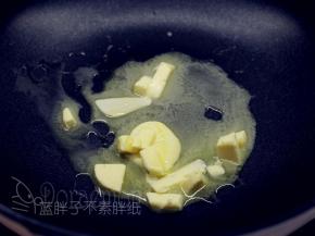 黄油倒入不粘锅，小火加热到其融化成液体。