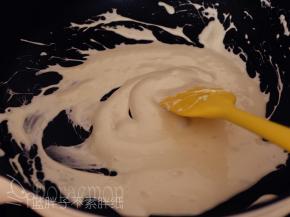 接着用刮刀不断搅拌，防止棉花糖炒焦了，记得，一定要小火哦。