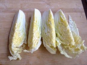 娃娃菜从中间切开，再把一半的切开，切成四瓣。