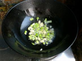葱蒜下油锅爆香。