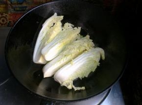 趁葱蒜没变色之前，下入娃娃菜翻炒。