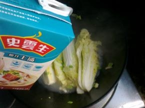 倒入高汤，淹过娃娃菜。