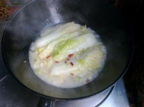 放入几颗枸杞。