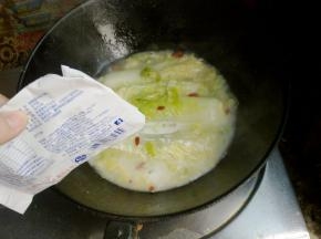 最后倒入牛奶，再熬三分钟。