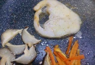 鳕鱼煎两分钟左右再翻面