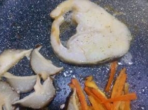 鳕鱼煎两分钟左右再翻面