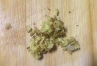 老姜切末备用