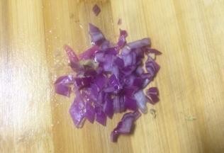 洋葱切末老姜切末备用