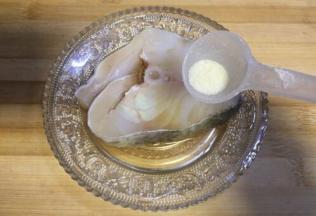 鳕鱼洗导入适量料酒和少许调味盐码均匀，