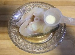 鳕鱼洗导入适量料酒和少许调味盐码均匀，