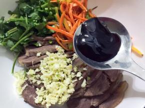 牛肉片、胡萝卜丝、香菜段、蒜末放入碗中，放入蚝油