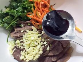 牛肉片、胡萝卜丝、香菜段、蒜末放入碗中，放入蚝油