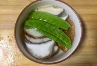 取碗加开水，放入香菇片和荷兰豆，放入微波炉加热一分钟