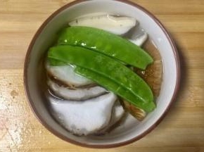 取碗加开水，放入香菇片和荷兰豆，放入微波炉加热一分钟