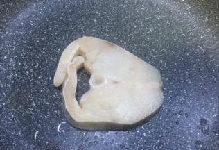 中火，不粘锅热锅倒入少许葵花油，放入鳕鱼片