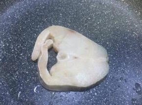 中火，不粘锅热锅倒入少许葵花油，放入鳕鱼片