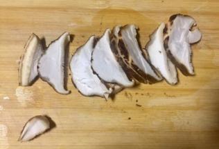 香菇洗净后切片