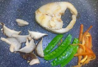 放入荷兰豆一起煎煎好后装盘