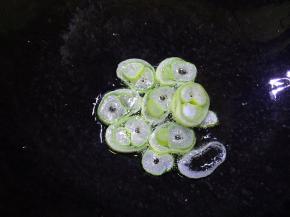 锅内放油烧热，放入葱碎爆香