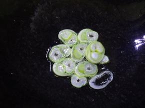 锅内放油烧热，放入葱碎爆香