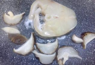 把香菇放入不粘锅一起煎下