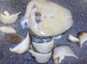 把香菇放入不粘锅一起煎下
