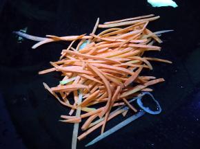 放入胡萝卜丝炒熟盛出